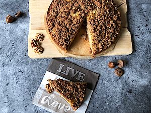 herbstlicher Apfelkuchen mit Walnuss-Zimt-Streuseln