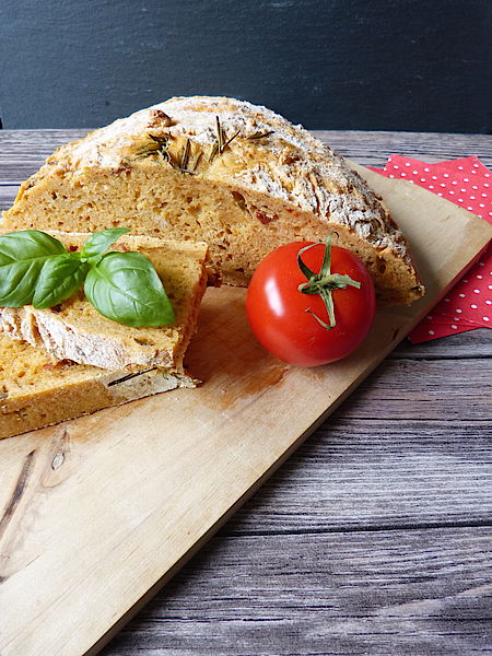 Mediterranes Brot mit getrockneten Tomaten, Oliven und Rosmarin ...