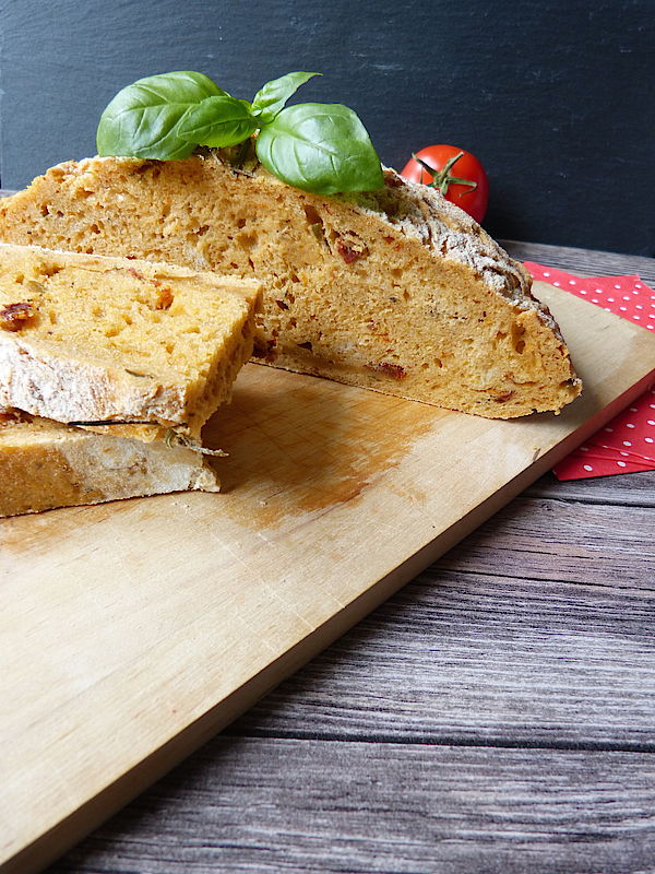 Mediterranes Brot mit getrockneten Tomaten, Oliven und Rosmarin ...