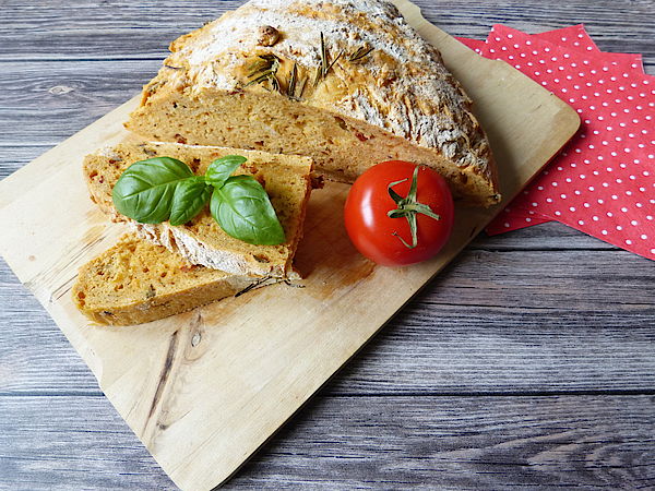 Mediterranes Brot mit getrockneten Tomaten, Oliven und Rosmarin ...