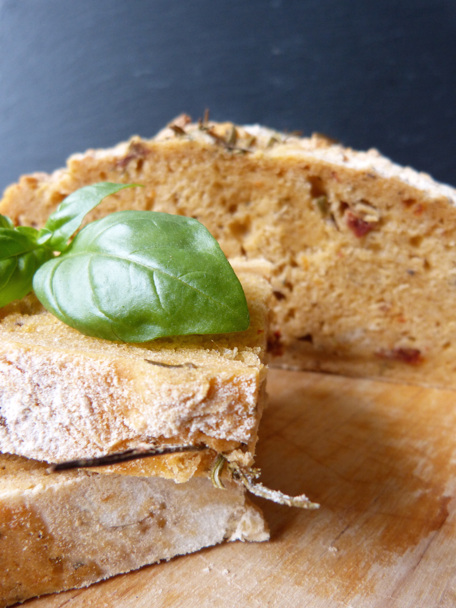 Mediterranes Brot mit getrockneten Tomaten, Oliven und Rosmarin ...