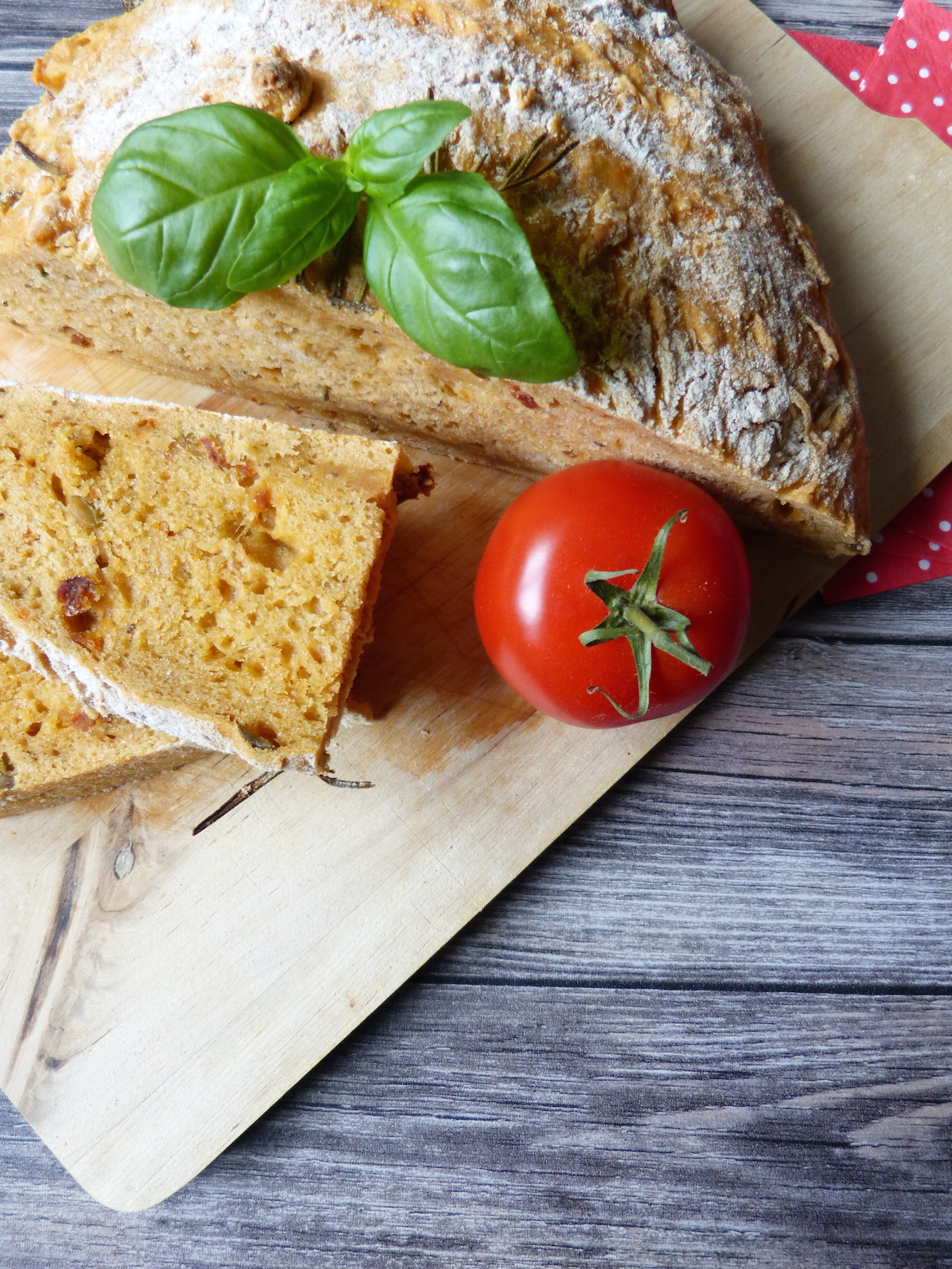 Mediterranes Brot mit getrockneten Tomaten, Oliven und Rosmarin ...